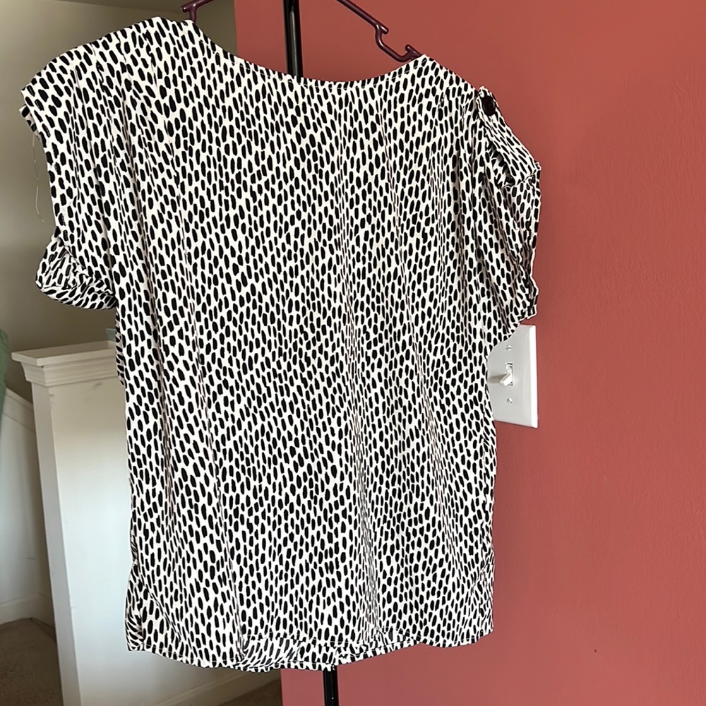 Back button black and white top